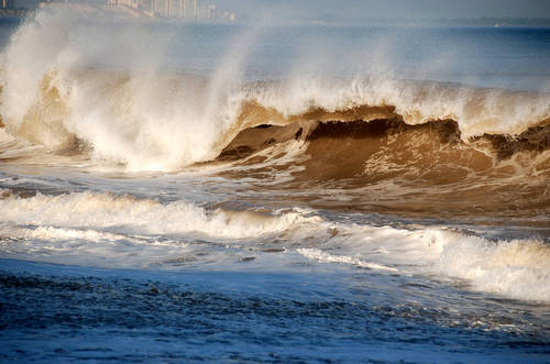 Почему морская вода бывает синего, голубого, зеленого, красного и коричневого цветов?