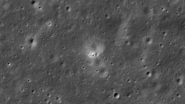 Спутник NASA сфотографировал китайский зонд «Чанъэ-6» на обратной стороне Луны